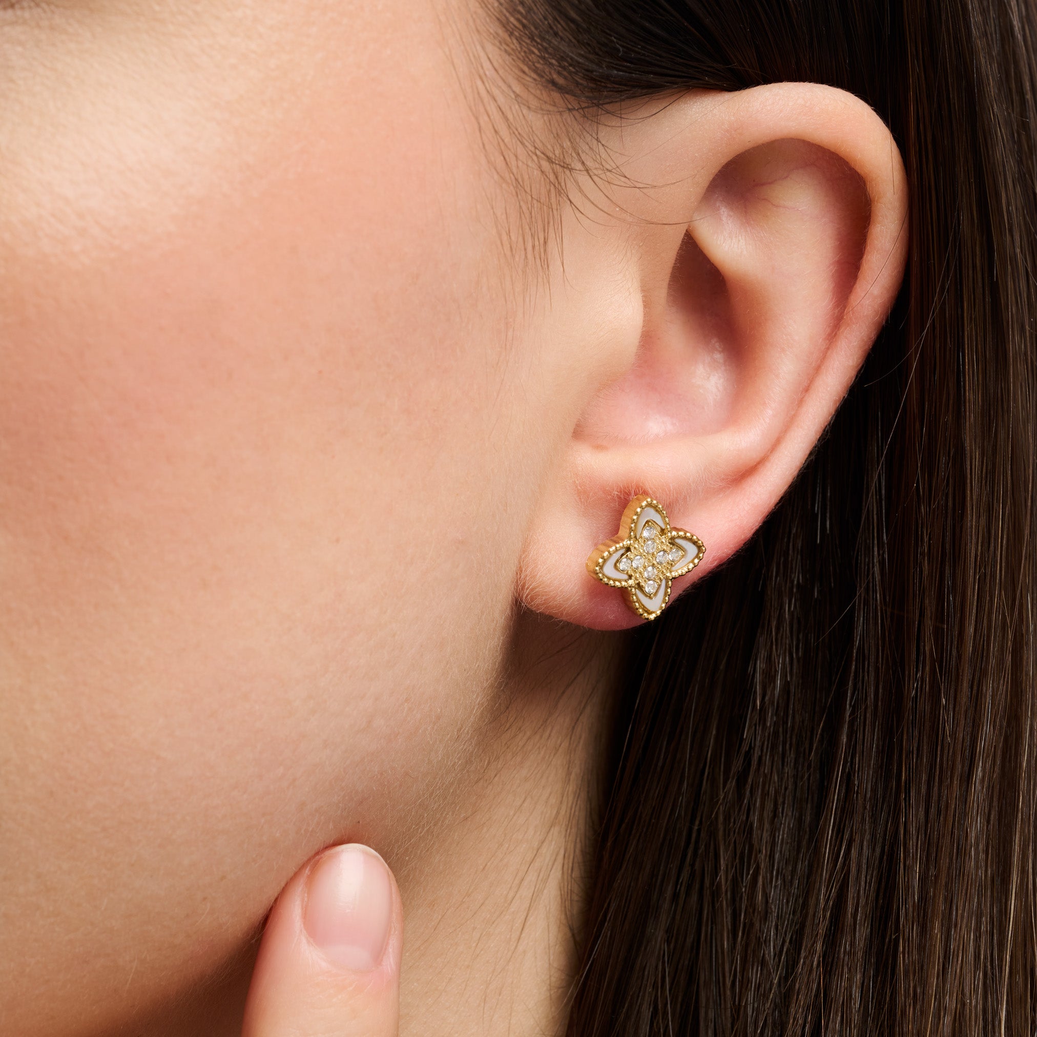 PASSIONATE CLOVER WHITE STUDS