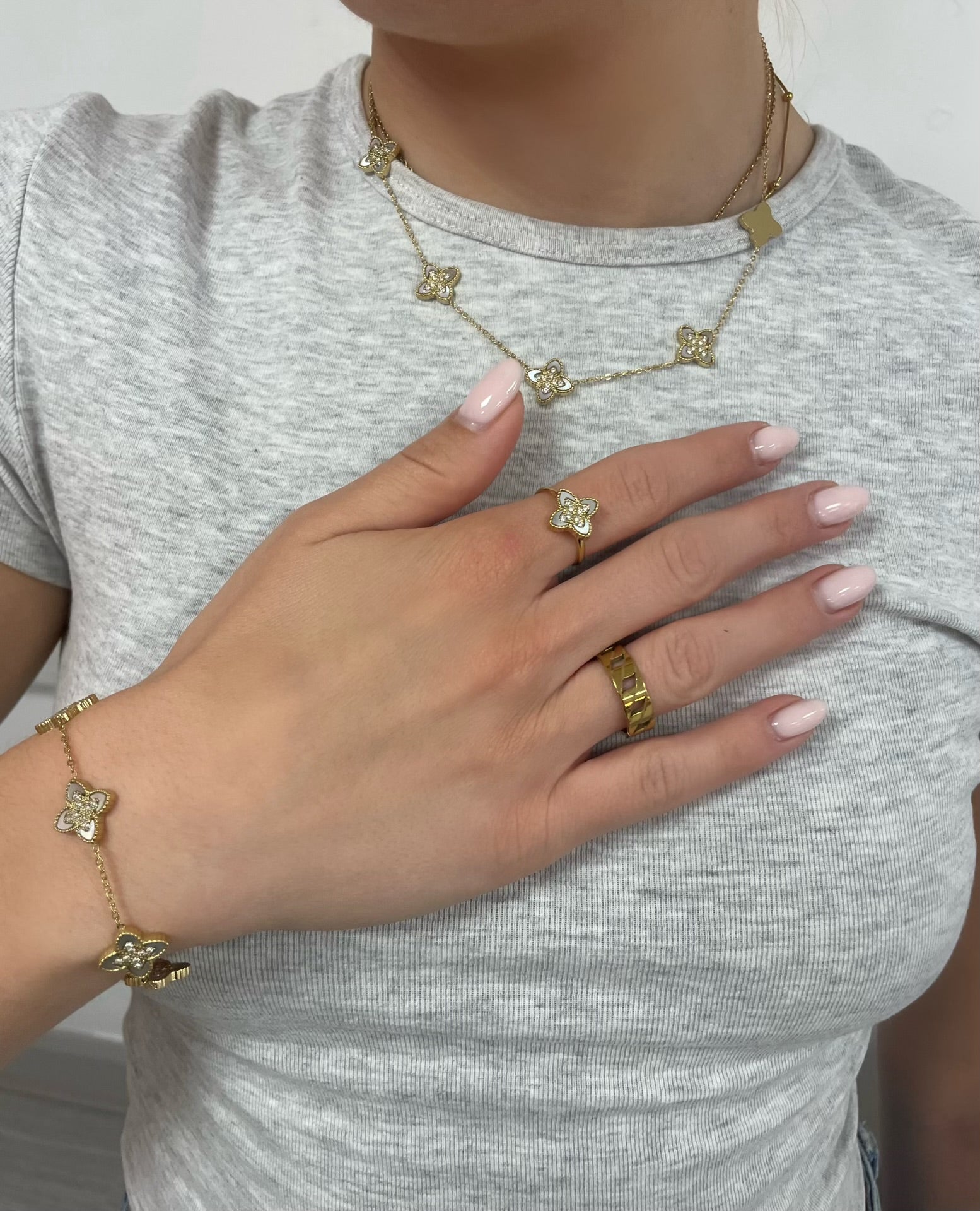 PASSIONATE CLOVER WHITE NECKLACE