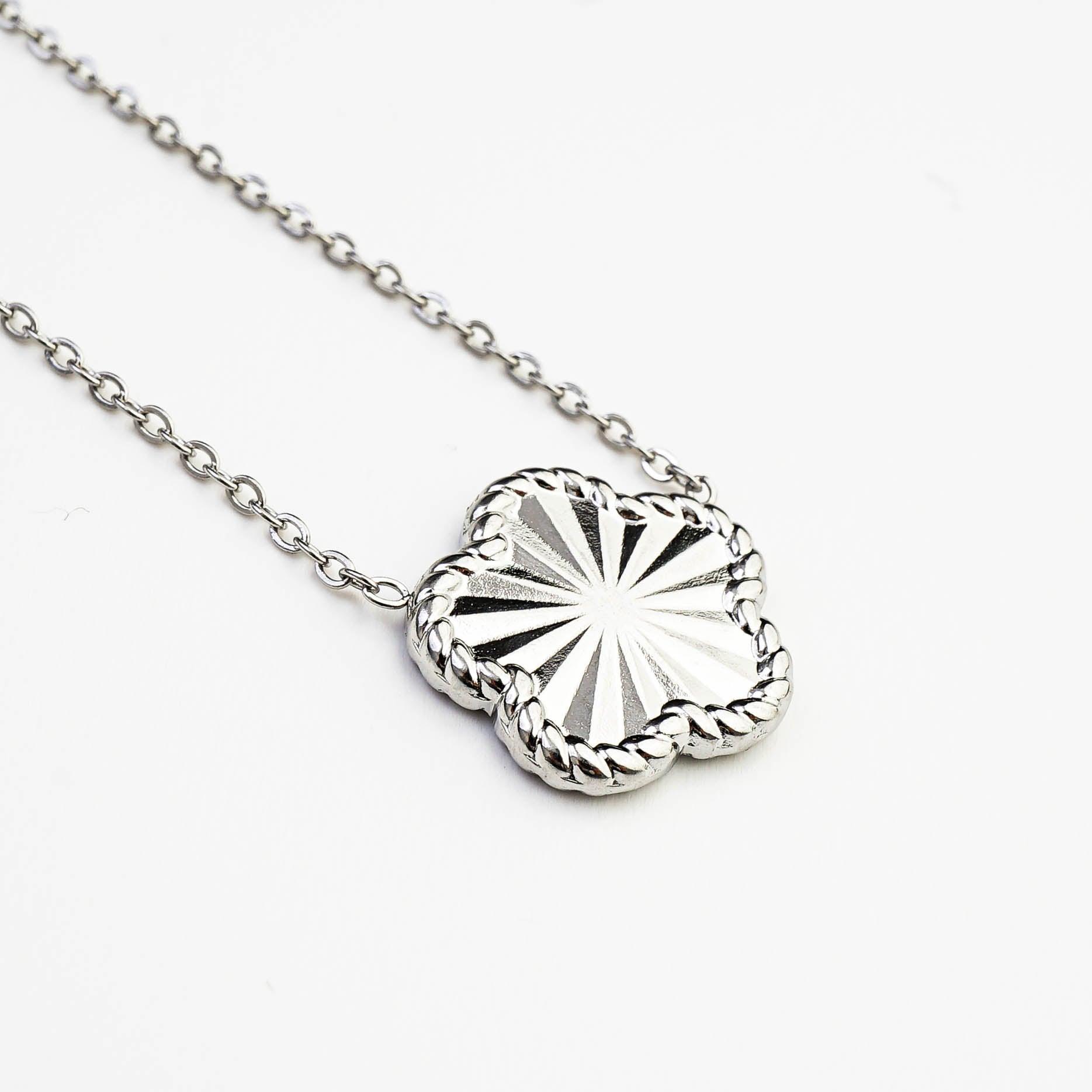 FONDANT CLOVER NECKLACE - Lynott Jewellery