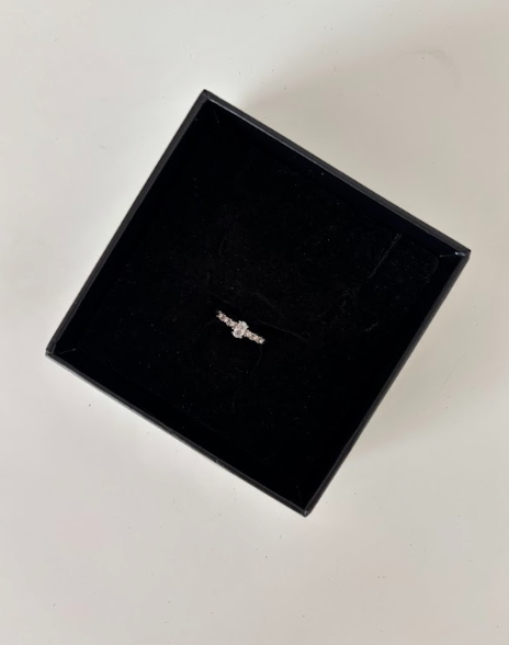 DAINTY SPARKEL RING SIZE 7 - The Vault