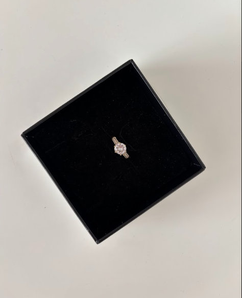 SPARKLE OVAL RING SIZE 7 - The Vault