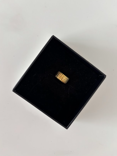 STATEMENT GOLD RING SIZE 7- The Vault